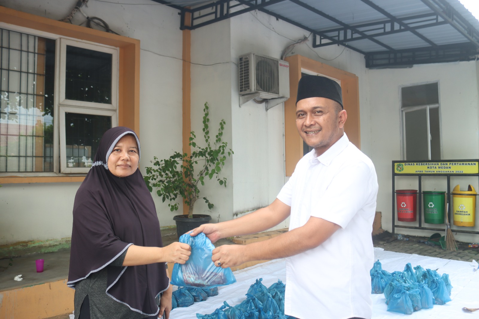 Rayakan Idul Adha 1445 H, Camat Bagikan Daging Qurban Kepada Warga